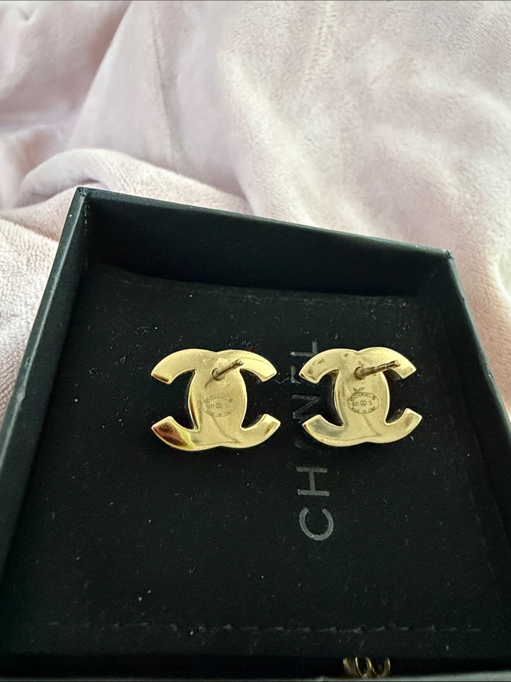 RARE SOLD OUT CHANEL Gold Tone CC Lock Turnlock Earrings 2021 Collection 💛 - Picture 4 of 9